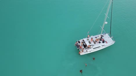 antena sobre adultos jóvenes fiesta de verano en yate de vela en méxico