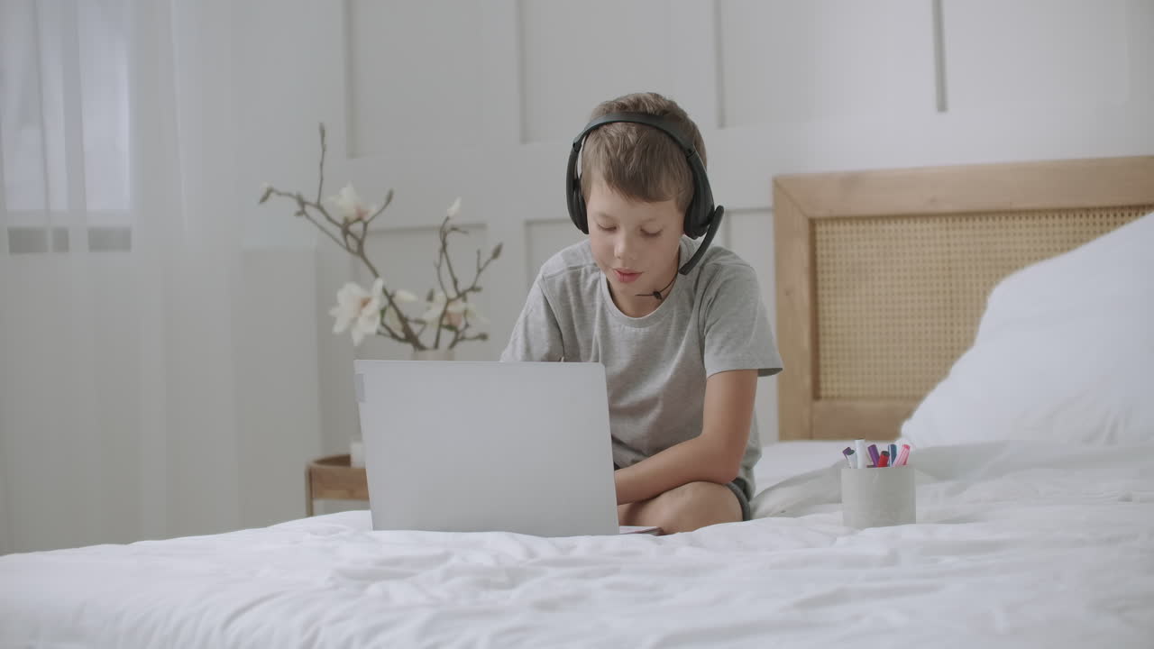 la infancia y la tecnología moderna de la comunicación y la educación niño está sentado en casa solo dibujando y hablando por internet