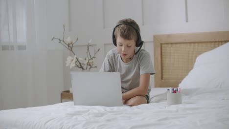 La-Infancia-Y-La-Tecnología-Moderna-De-Comunicación-Y-Educación-El-Niño-Está-Sentado-Solo-En-Casa-Dibujando-Y-Charlando-Por-Internet