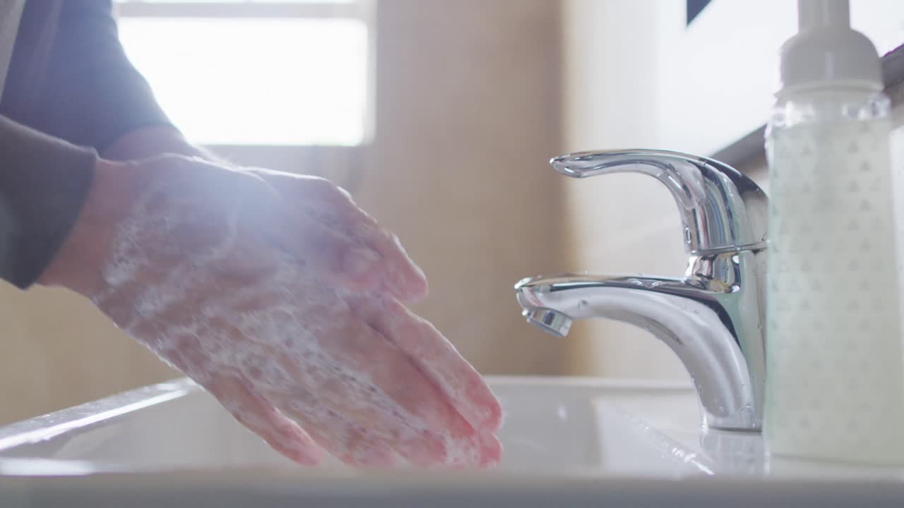 コロナウイルスパンデミック中に隔離された女性が手を洗っています