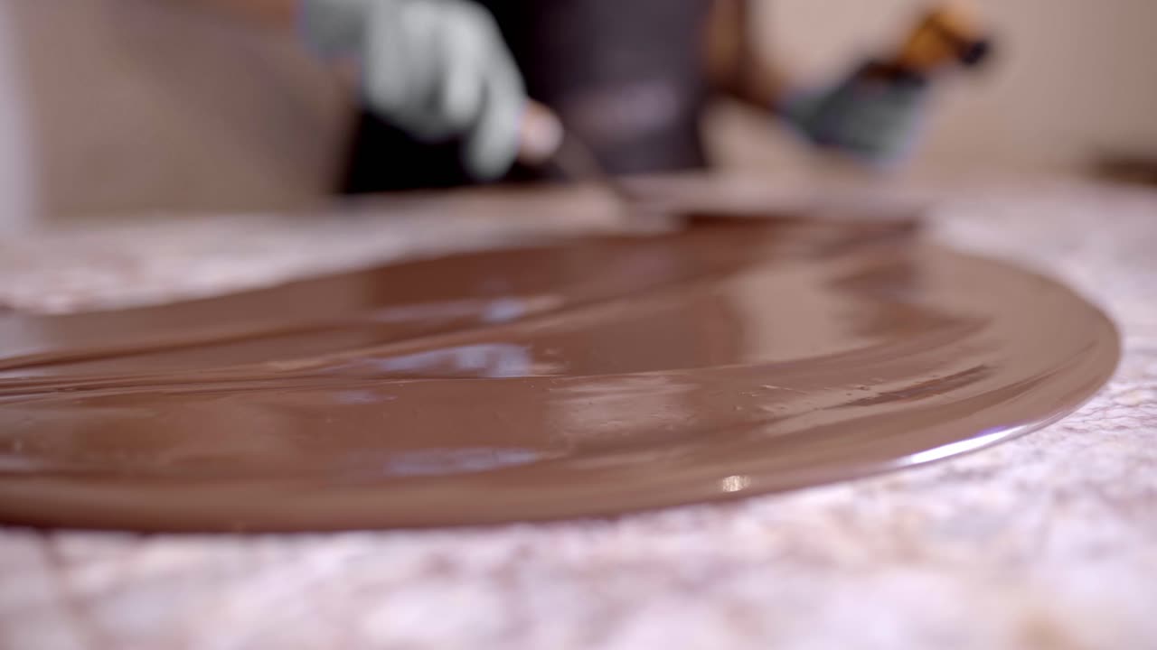 cosecha persona irreconocible calentando chocolate con una pistola