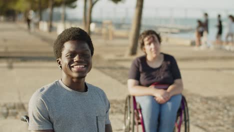 retrato de un hombre feliz en silla de ruedas sonriendo a la cámara