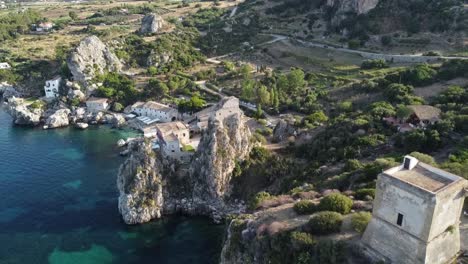 torre bennistra y pilas de farallones cerca del museo tonnara di scopello en scopello, provincia de trapani en sicilia, italia