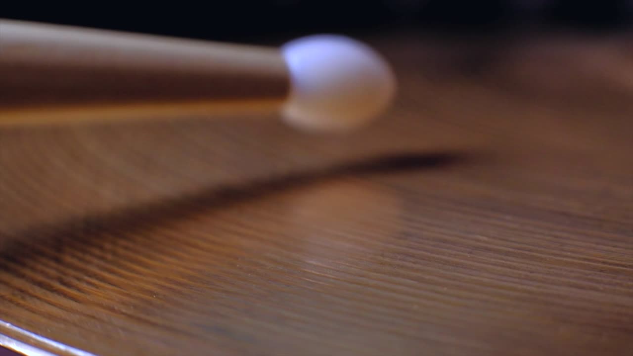Bacchetta della batteria che suona l'hi-hat