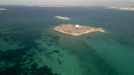 bonita iglesia en una pequeña isla en paros, grecia