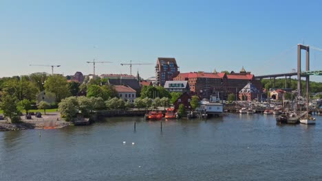 Edificio-Costero-Junto-Al-Puente-Alvborg-Sobre-El-Río-Gota-En-Gotemburgo,-Suecia