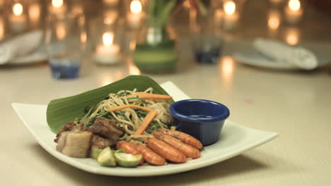 Pasta-De-Marisco-En-Un-Fondo-De-Cena-A-La-Luz-De-Las-Velas-4k