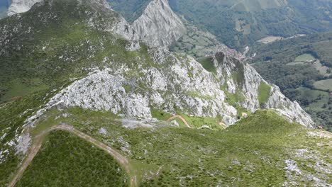 impresionante vista desde un avión no tripulado en picos de europa, asturias, con carreteras que serpentean a través de las montañas