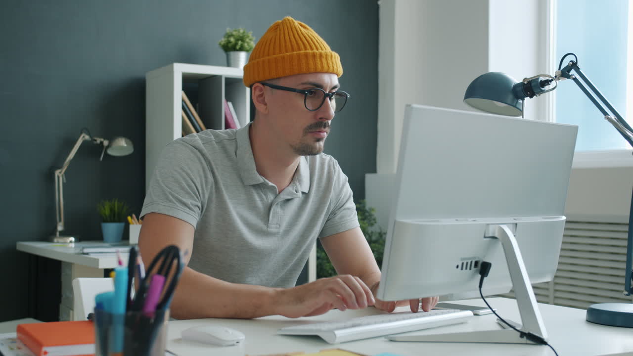 hombre trabajando en la computadora en la oficina del hogar