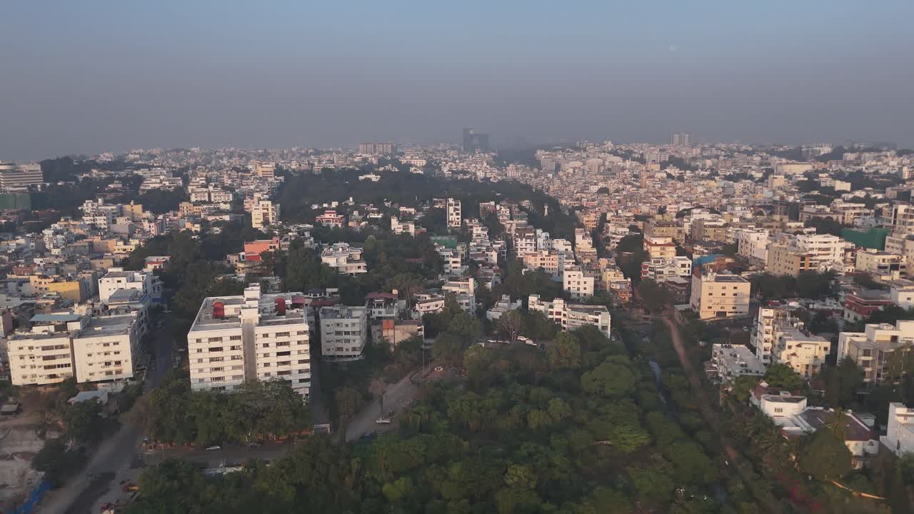 Scatto dall’alto che mette in mostra l’architettura moderna e le infrastrutture commerciali di Hyderabad