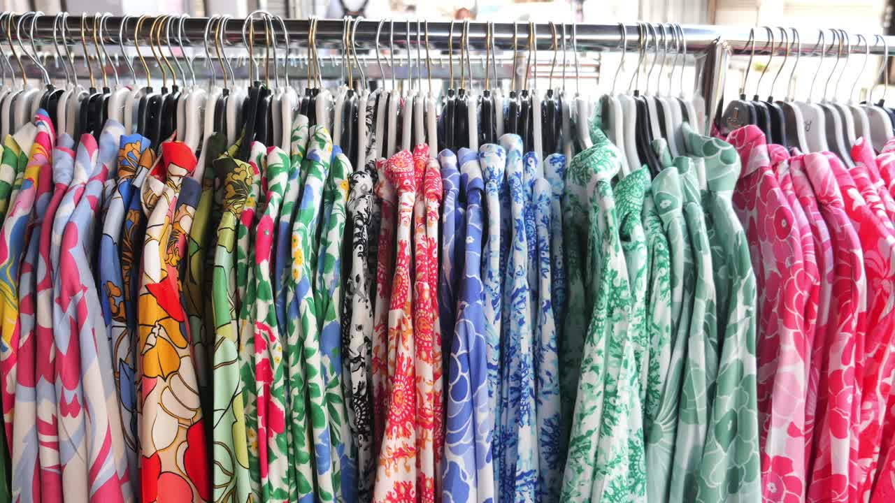 camisas impresas de colores en exhibición