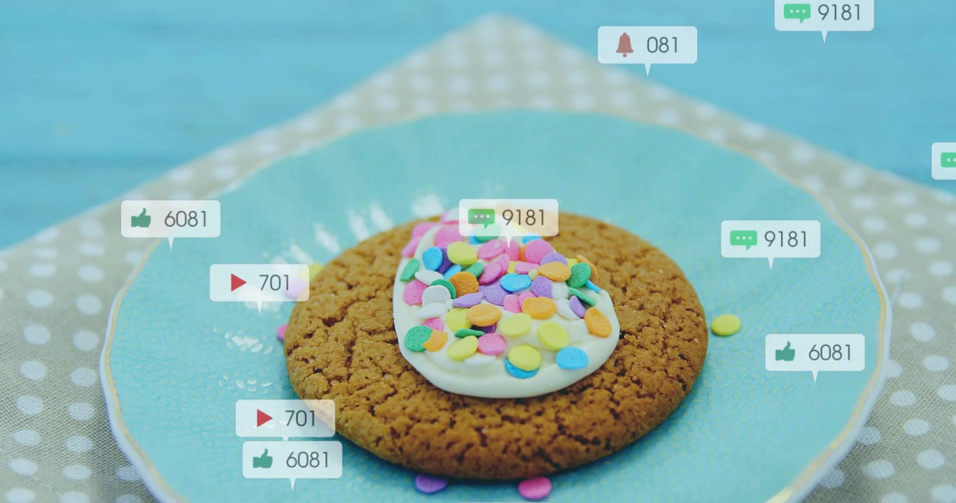 Biscotto su un piatto affiancato da icone social animate che appaiono dai bordi per mostrare l'engagement.