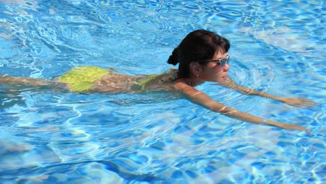 Mujer-Nadando-En-La-Piscinaen-La-Piscina