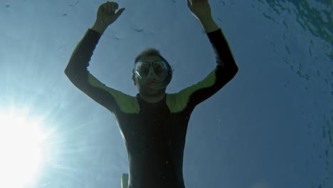 Ein-Freitaucher-Schwimmt-An-Einem-Sonnigen-Tag-Unter-Wasser-Am-Strand-Von-Paralia-Emplisi-In-Kefalonia,-Griechenland