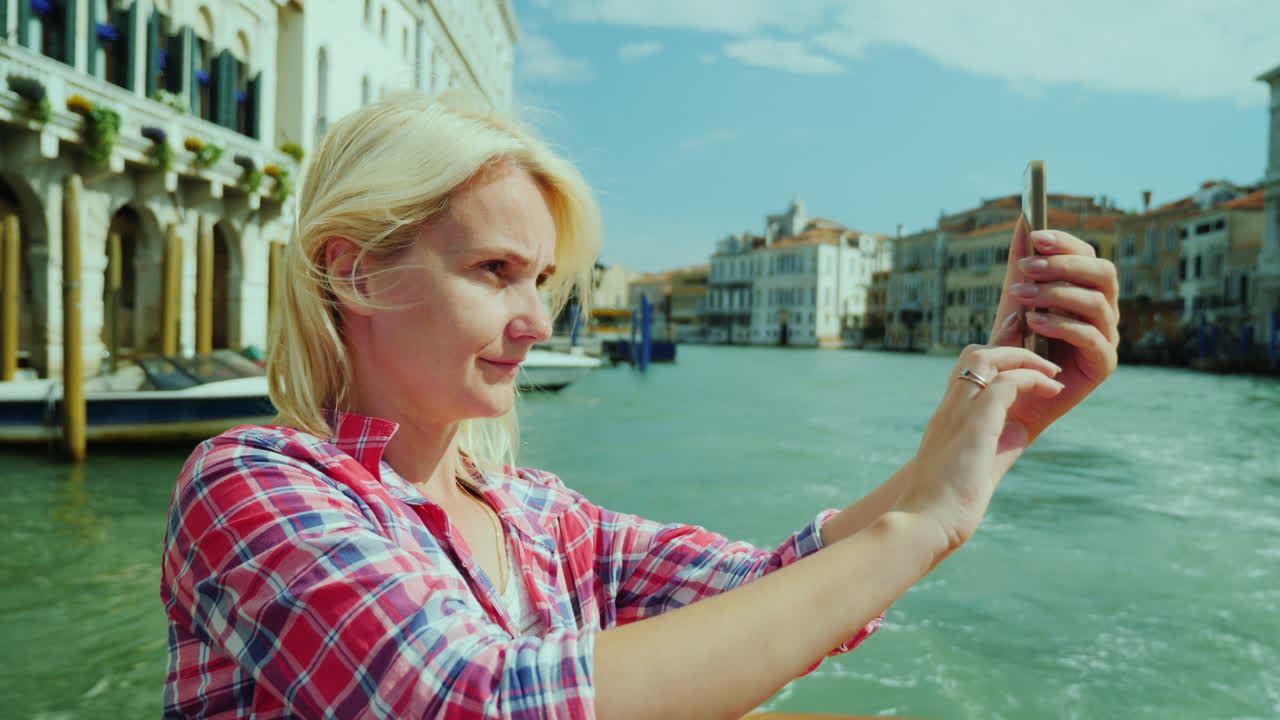 женщина фотографирует венецию