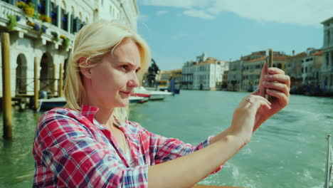 mujer toma fotos de venecia