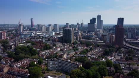 Weitwinkelaufnahme-Einer-Drohnenaufnahme-Der-Skyline-Von-Croydon-Im-Süden-Londons