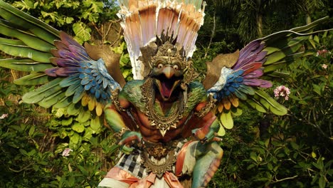 paralaje de una colorida estatua de pájaro sagrado en el parque cultural garuda wisnu kencana en bali