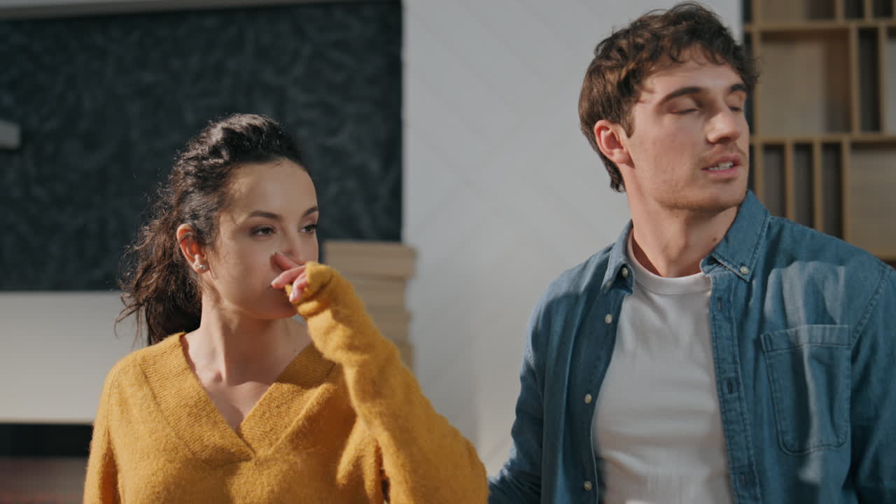 아파트 인테리어를 논의하는 가족이 거실에서 새로 구입한 집을 가까이에서 보고 있습니다.