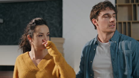 familia discutiendo el interior del apartamento en la sala de estar nueva casa comprada de cerca.