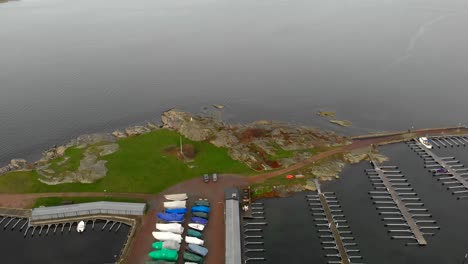 escena marina vacía, barcos cubiertos en tierra