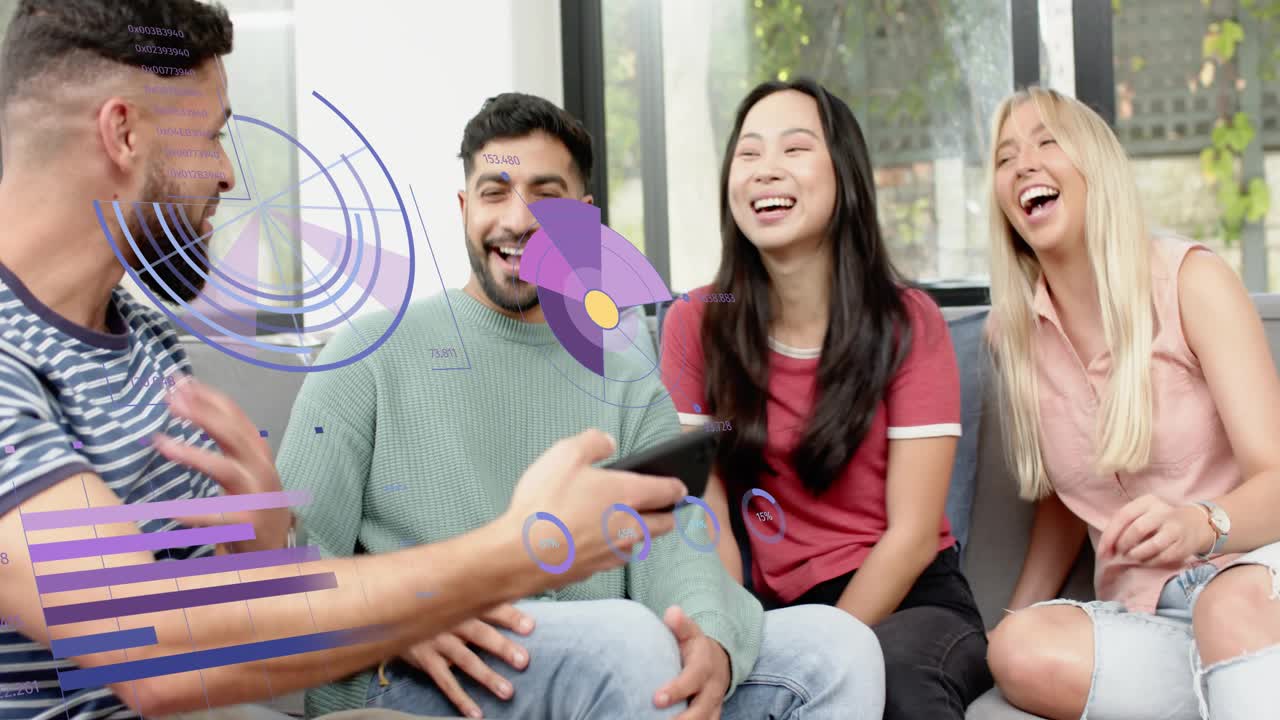 Cuatro compañeros inclinados hacia la izquierda, un hombre entrando, señalando un teléfono, pasando información, revisando mientras se animan gráficos tecnológicos