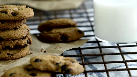 galletas de chocolate y un vaso de leche para el desayuno. 4k primer plano