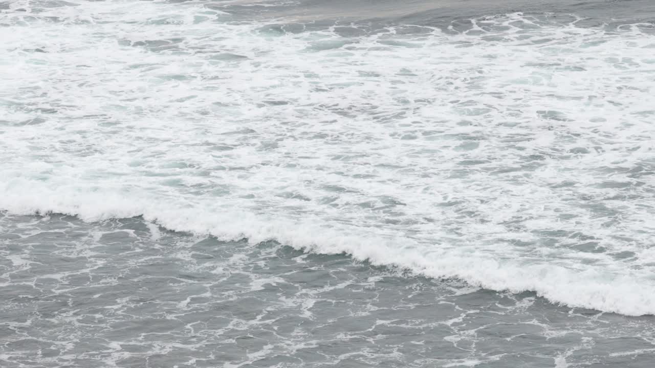 파도가 돌고 해안에 부히고