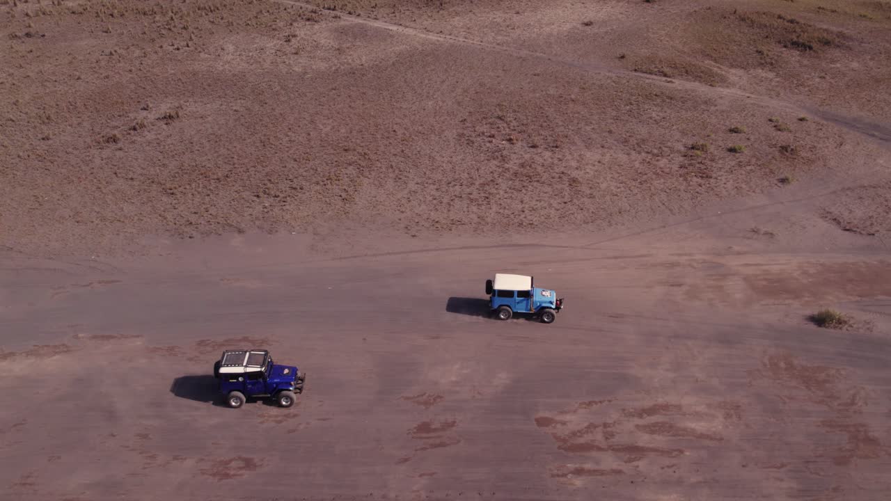 지프가 브로모 산의  ⁇ 길을 가로지르고 있습니다. 활성 화산, 안테나