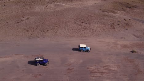 Los-Jeeps-Navegan-Por-Un-Camino-De-Tierra-En-El-Volcán-Activo-Del-Monte-Bromo,-Aéreo