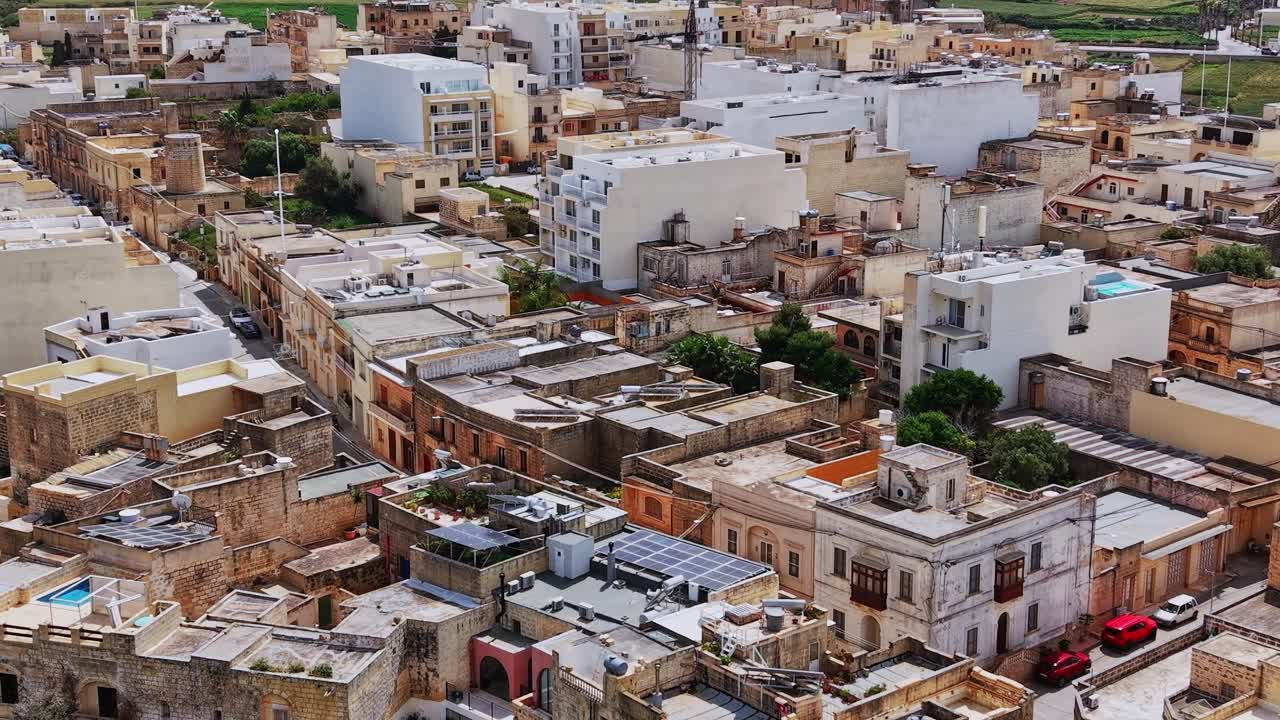 Vista dall'alto di edifici e tetti a Malta durante il giorno