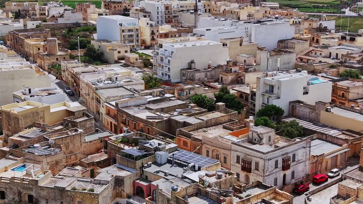 Vista dall'alto di edifici e tetti a Malta durante il giorno