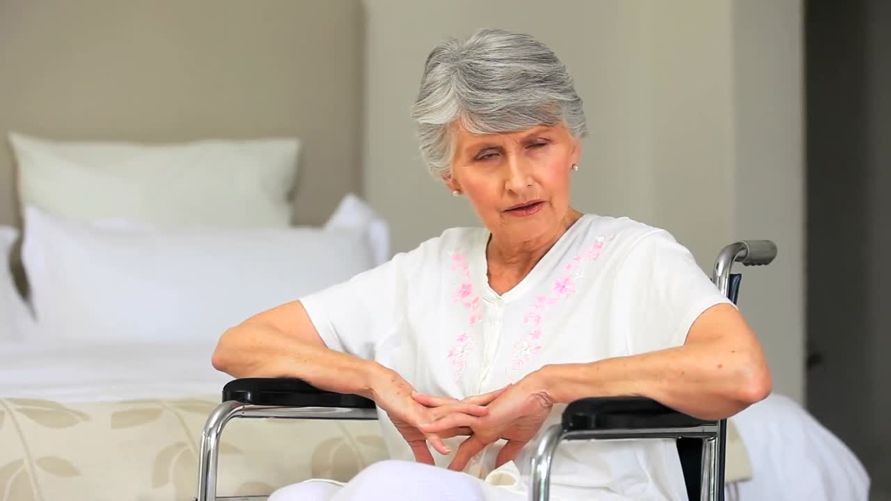 노인 회색 머리 여성이  ⁇ 체어에서 생각하고 있습니다.