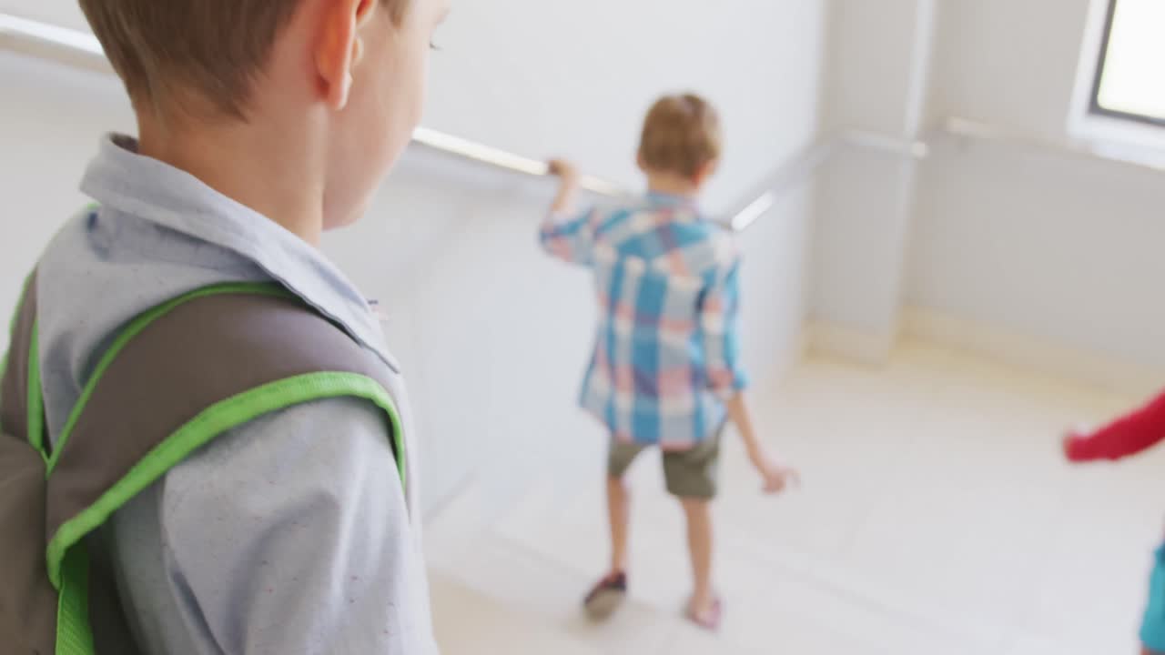 학교에서 아래층을  ⁇ 는 백인 소년들의 뒷면의 비디오