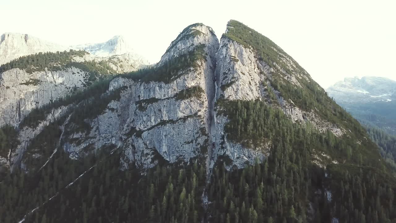 Schwenkende Luftaufnahme, die in den Alpen Berge und felsige Klippen enthüllt.