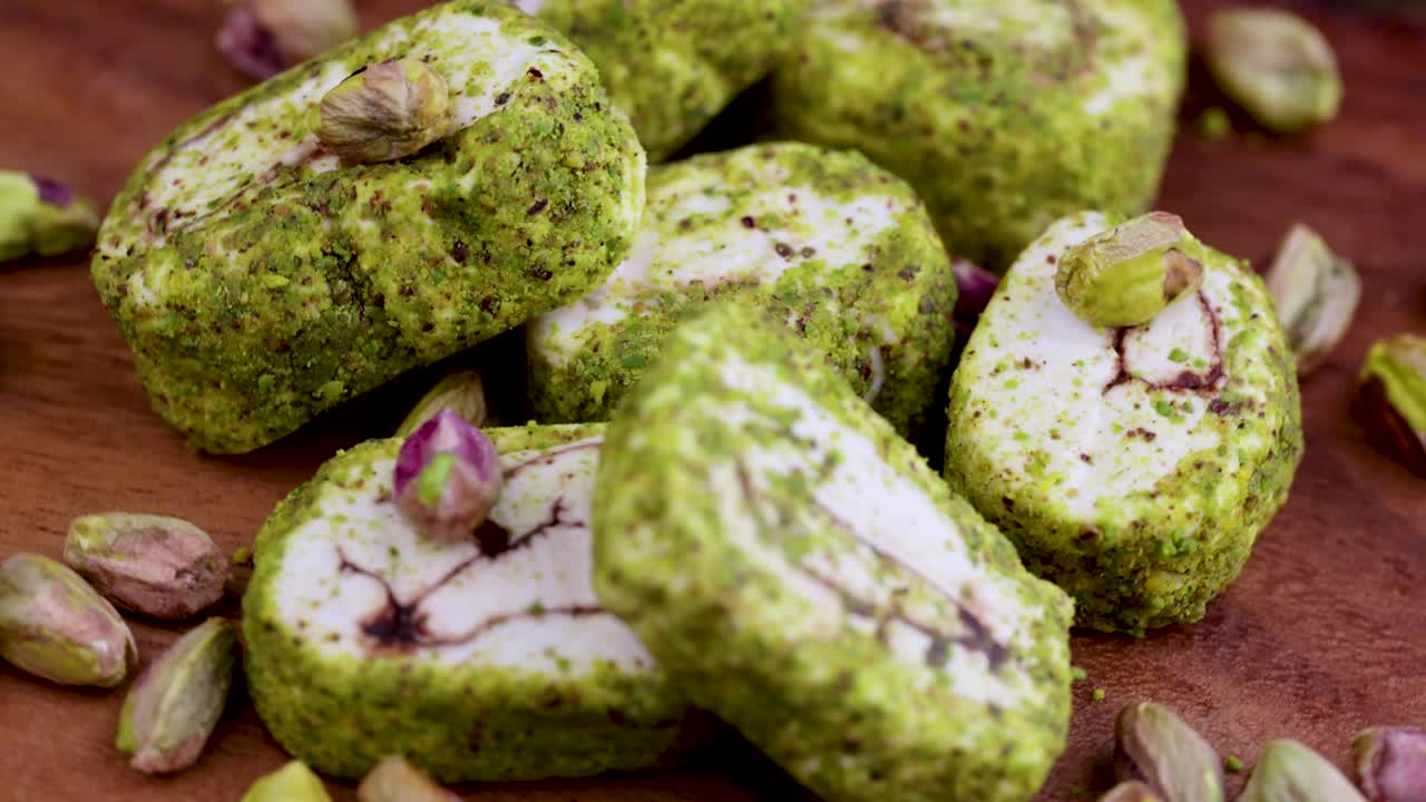 girando en las tablas delicias turcas frescas de una tabla de madera