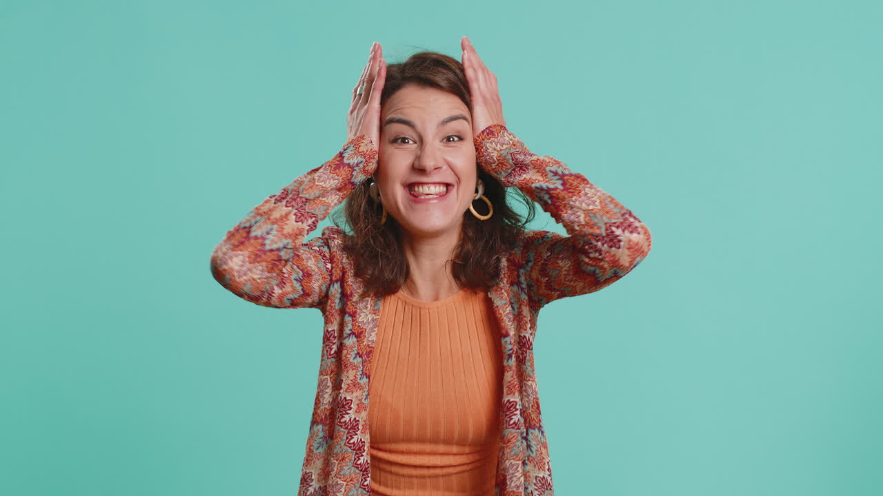 mujer asombrada sorpresa mirando a la cámara con ojos grandes conmocionada por la victoria repentina wow emoción