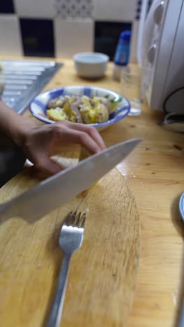 preparando un plato de patatas asadas con hierba de limón