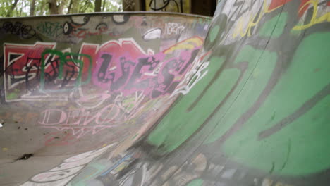 een blanke jongen skateboardt in het park.