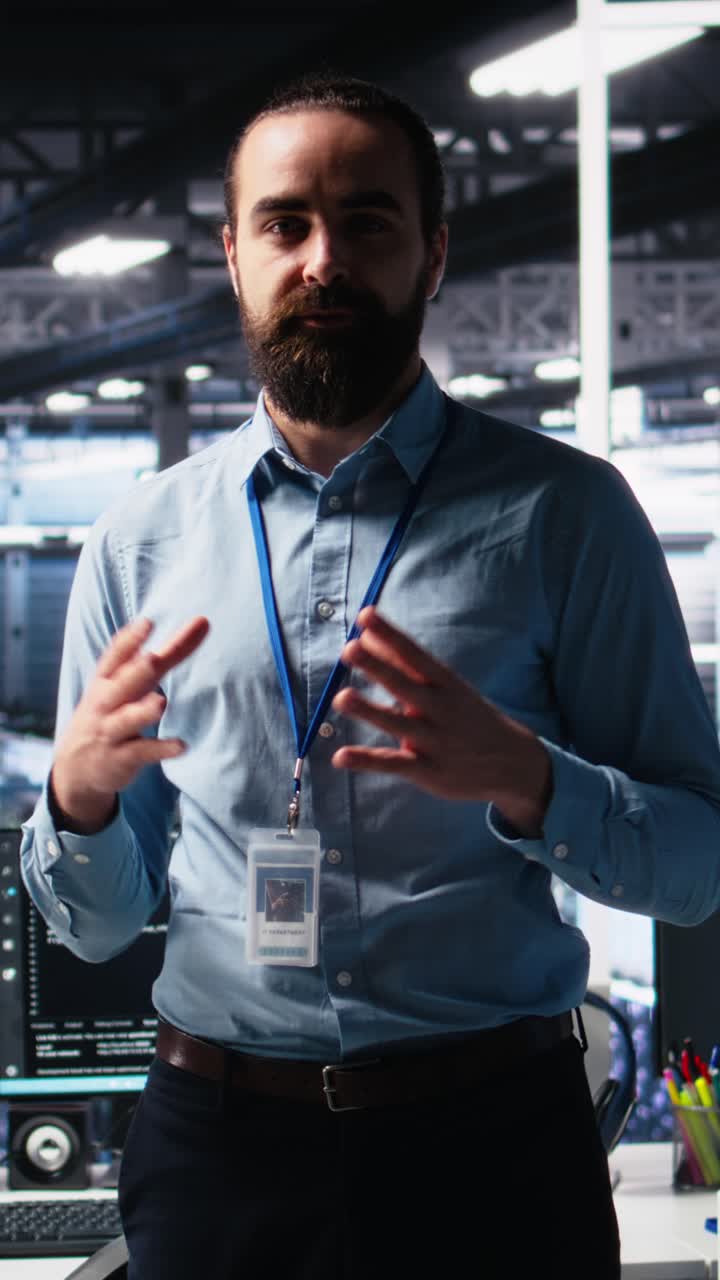 Video verticale: Manager di data center che mostra la tecnologia IA, mentre filma un video di presentazione