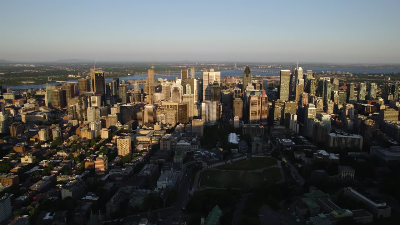 vista aérea con vistas al centro de la ciudad de montreal, hora dorada en canadá