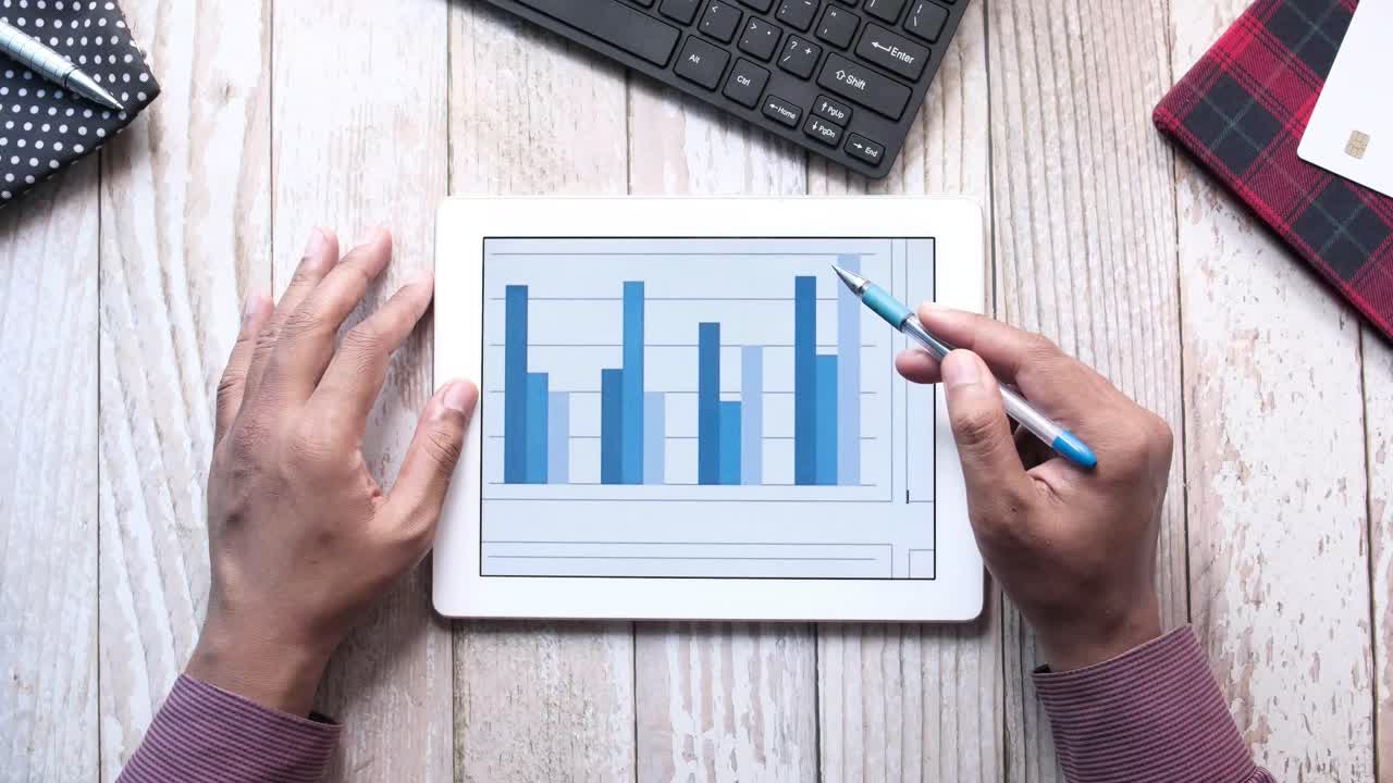 Person, der analyserer data på en tablet