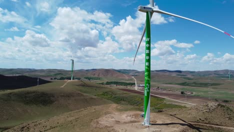 turbina eólica verde de pie en un prado con otros molinos de viento