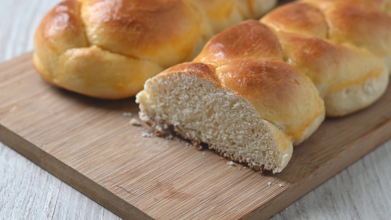 Traditionelt flettet påskebrød. Tsoureki-fletning