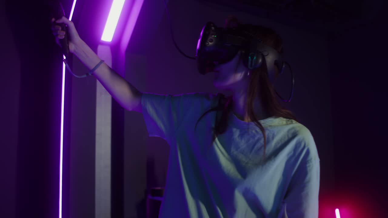 Donna che sperimenta la realtà virtuale