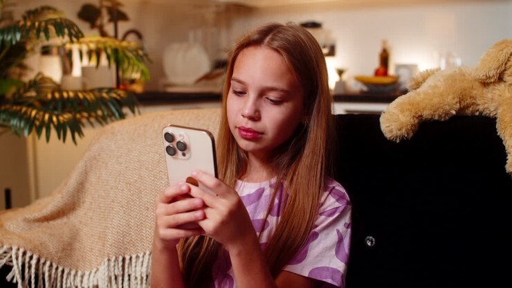 Una ragazza adolescente riceve un messaggio di vittoria sullo smartphone, reagisce con gioia, festeggia la vincita del jackpot, sorride felice ed è emozionata