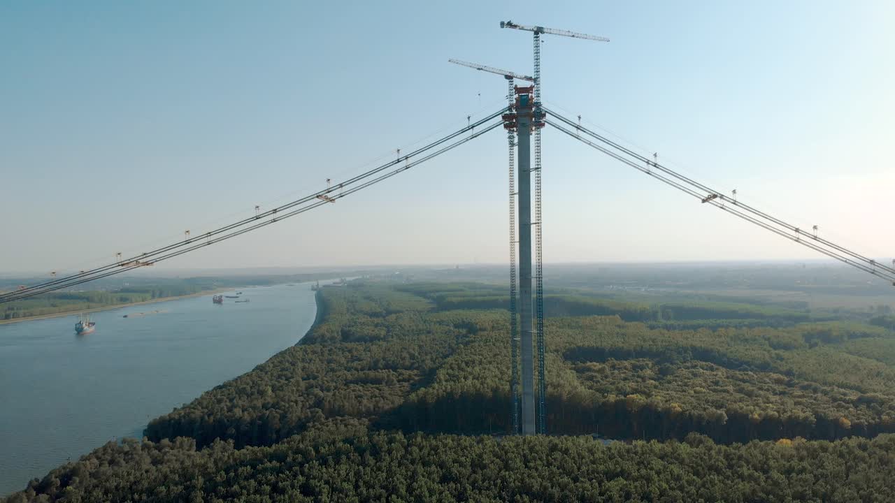grúas torre erigidas por la orilla del río danubio durante la construcción del puente braila en rumania