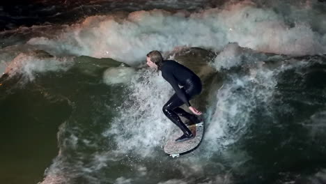 Cinemática-Cámara-Lenta-Eisbach-Ola-Río-Comunidad-De-Surfistas-Munich-Alemania-Sobre-El-Puente-Abajo-Otoño-Hermosa-Noche-Surf-Alto-Flujo-Agua-Navegar-Alta-Baviera-Alpes-Fluir-Seguir-Movimiento