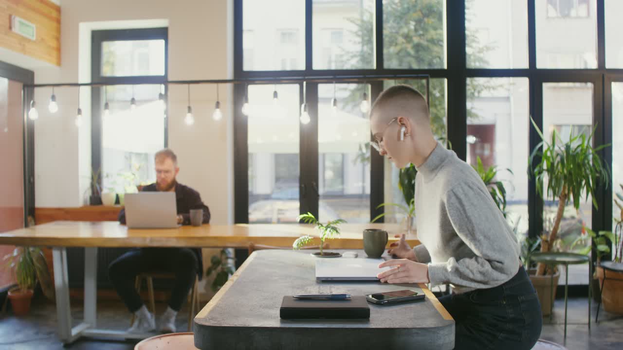 dos personas trabajando en un café