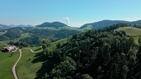 Weite-Landschaft-Mit-Einer-Passstraße-Und-Einem-Kernkraftwerk-In-Der-Ferne